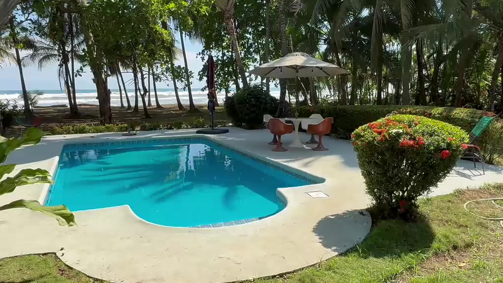Tour: pool and beach